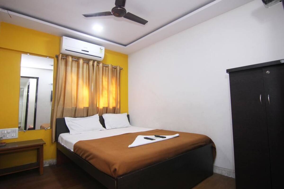 Deluxe Double Room, 1 Queen Bed, Smoking | Desk, iron/ironing board, rollaway beds, free WiFi
