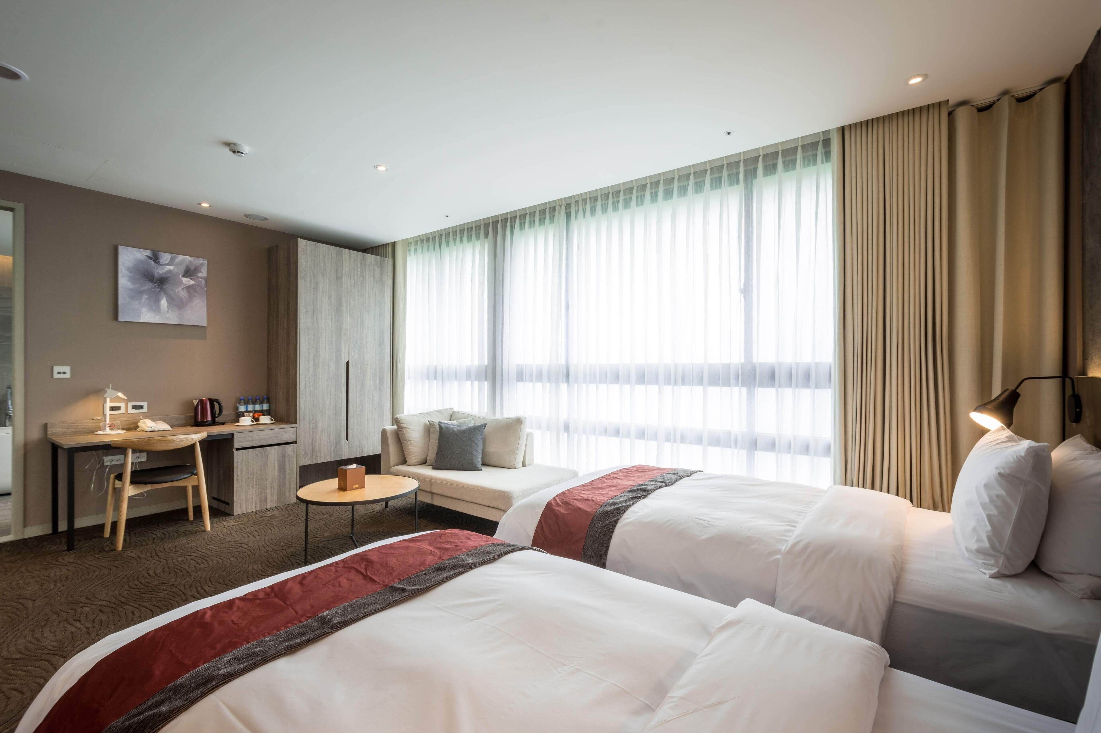 deluxe twin room | desk, free wifi, bed sheets