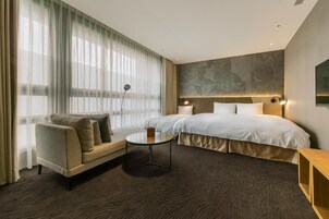 Habitación Deluxe doble, varias camas (with Extra Bed) | Escritorio, wifi gratis, ropa de cama