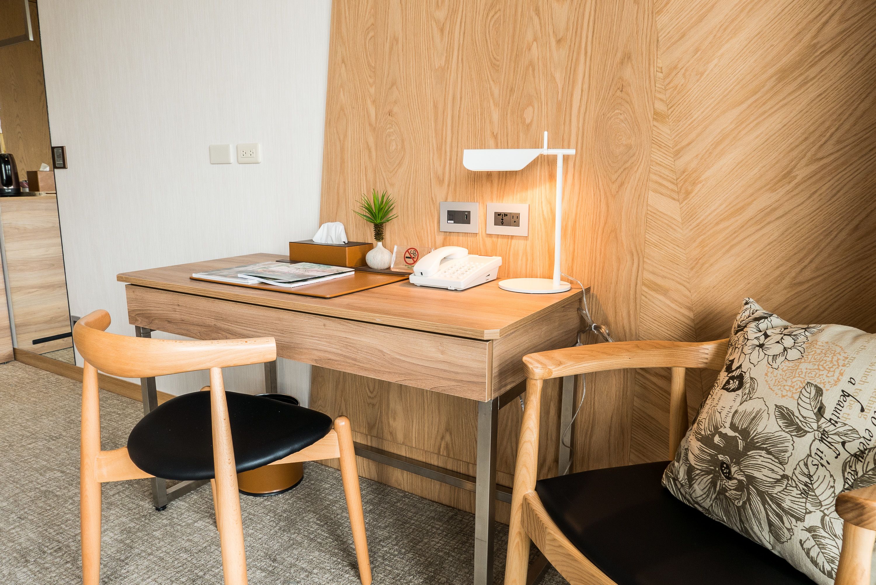 desk, free wifi, bed sheets