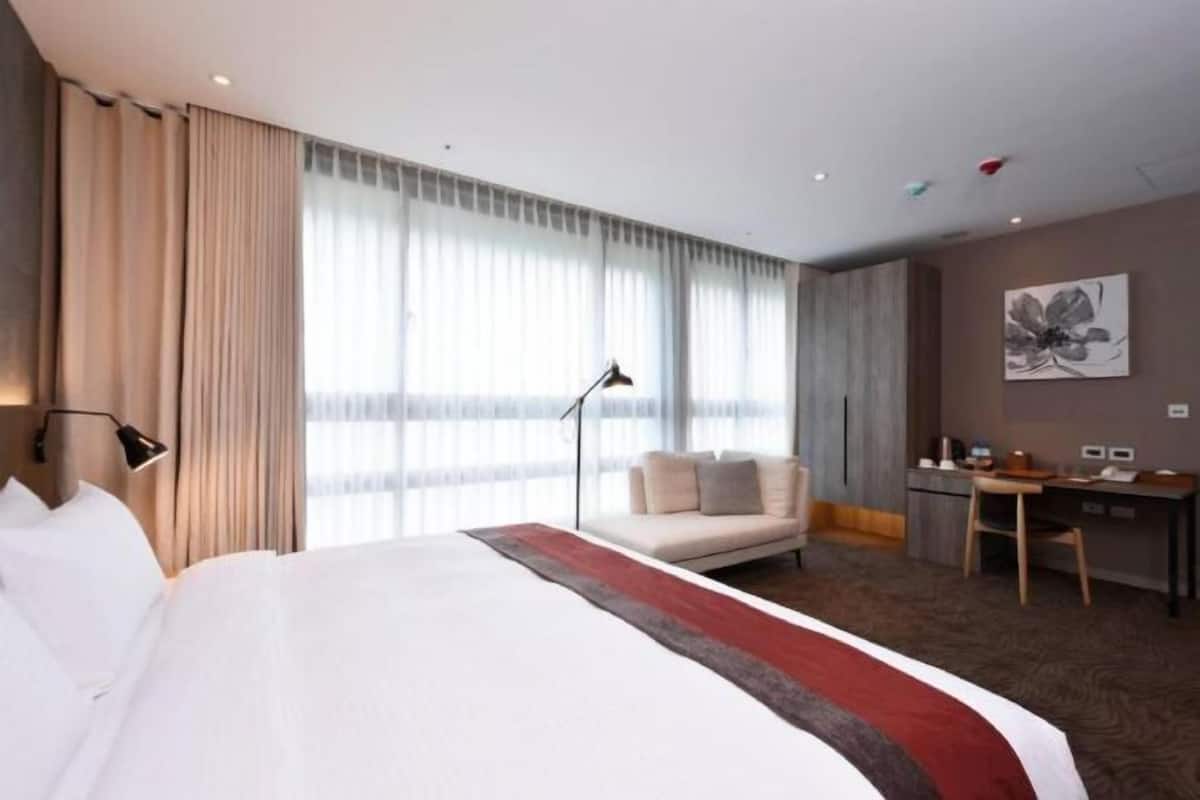 Desk, free WiFi, bed sheets