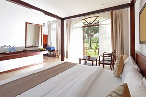 Deluxe Room | Minibar, in-room safe, desk, iron/ironing board