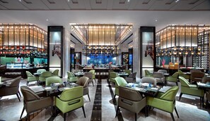 2 restaurants, breakfast served