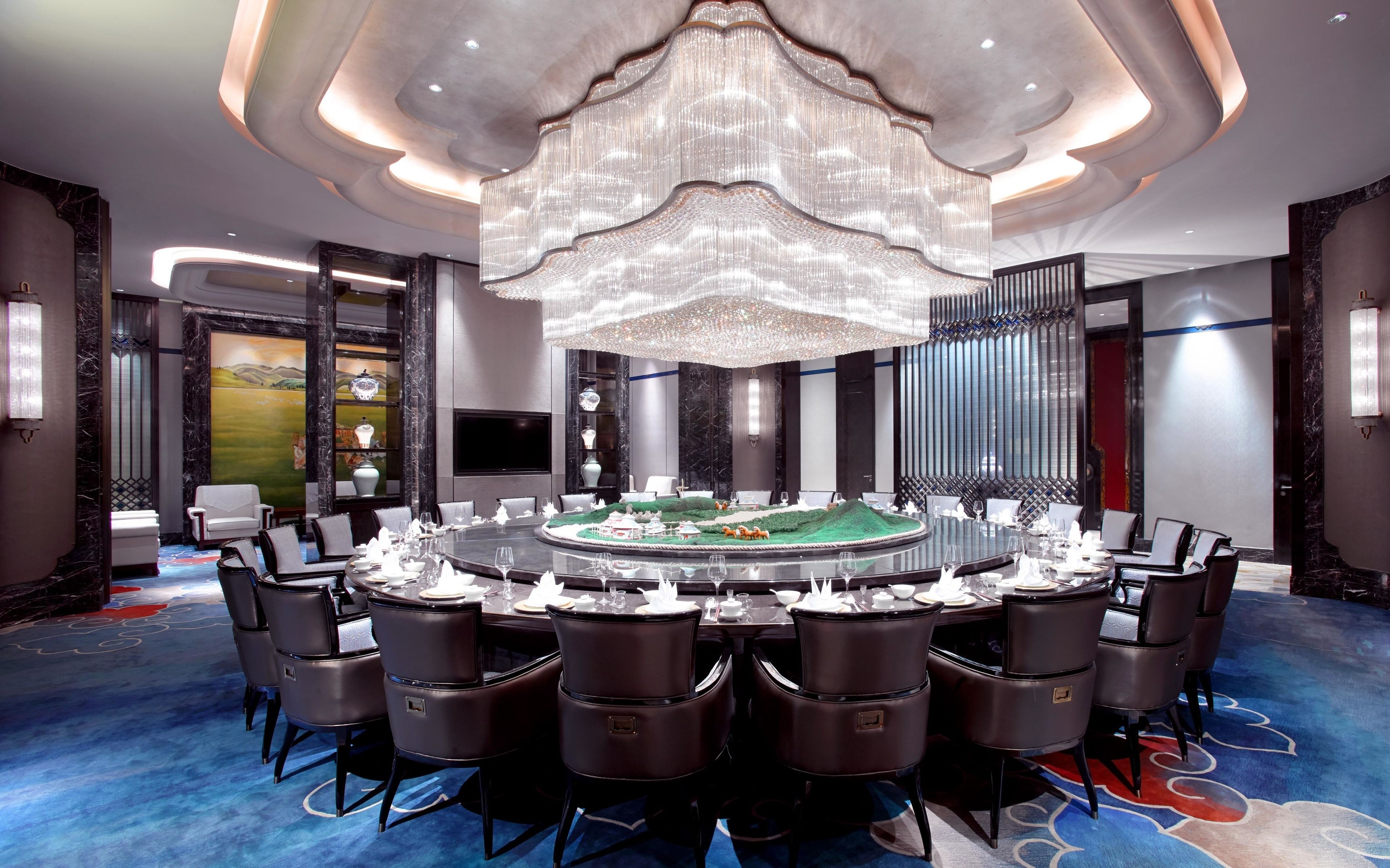 2 restaurants, breakfast served