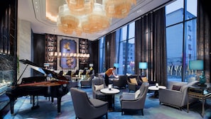 2 bars/lounges