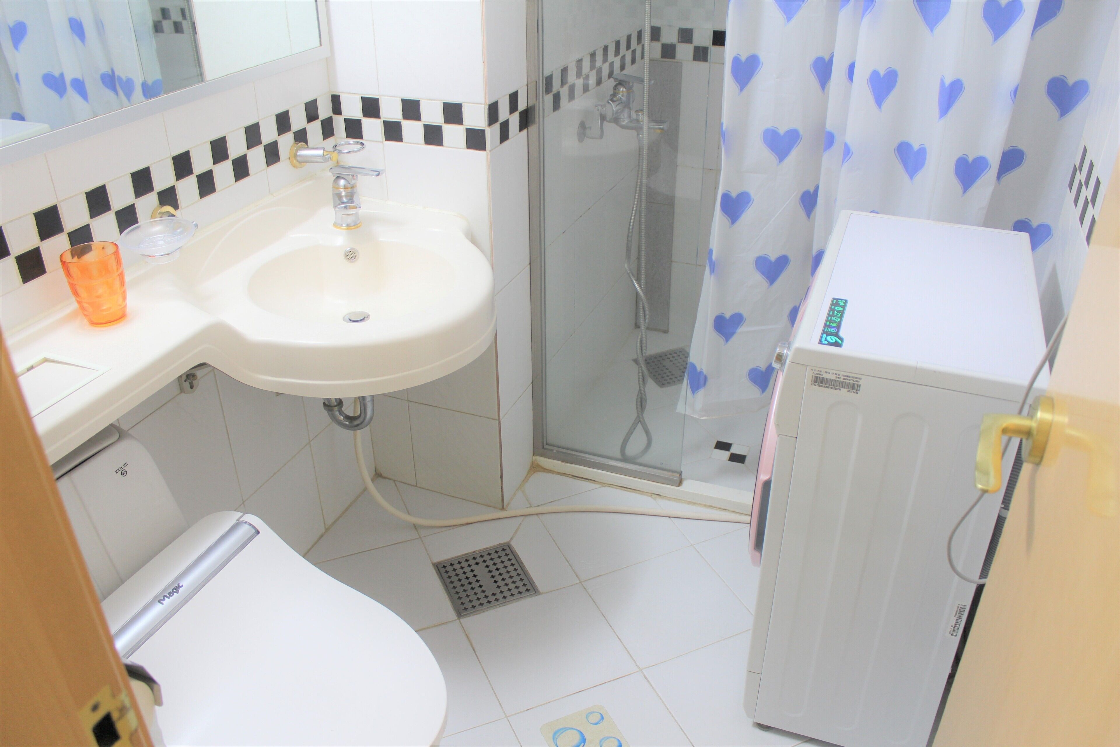 shower, free toiletries, hair dryer, shampoo