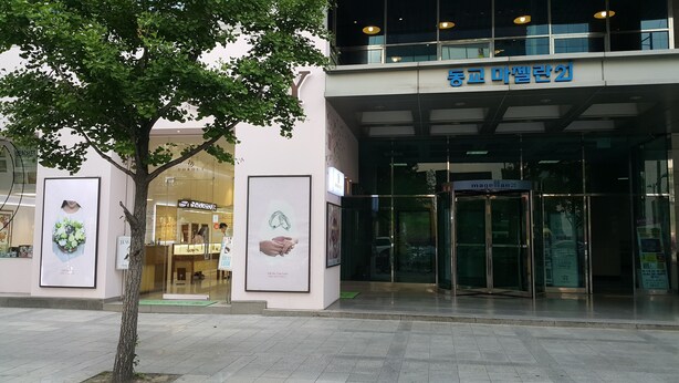 A building entrance with a glass door and signage for 'Dorocy'. - Hongstay in Hongdae (Seoul)
