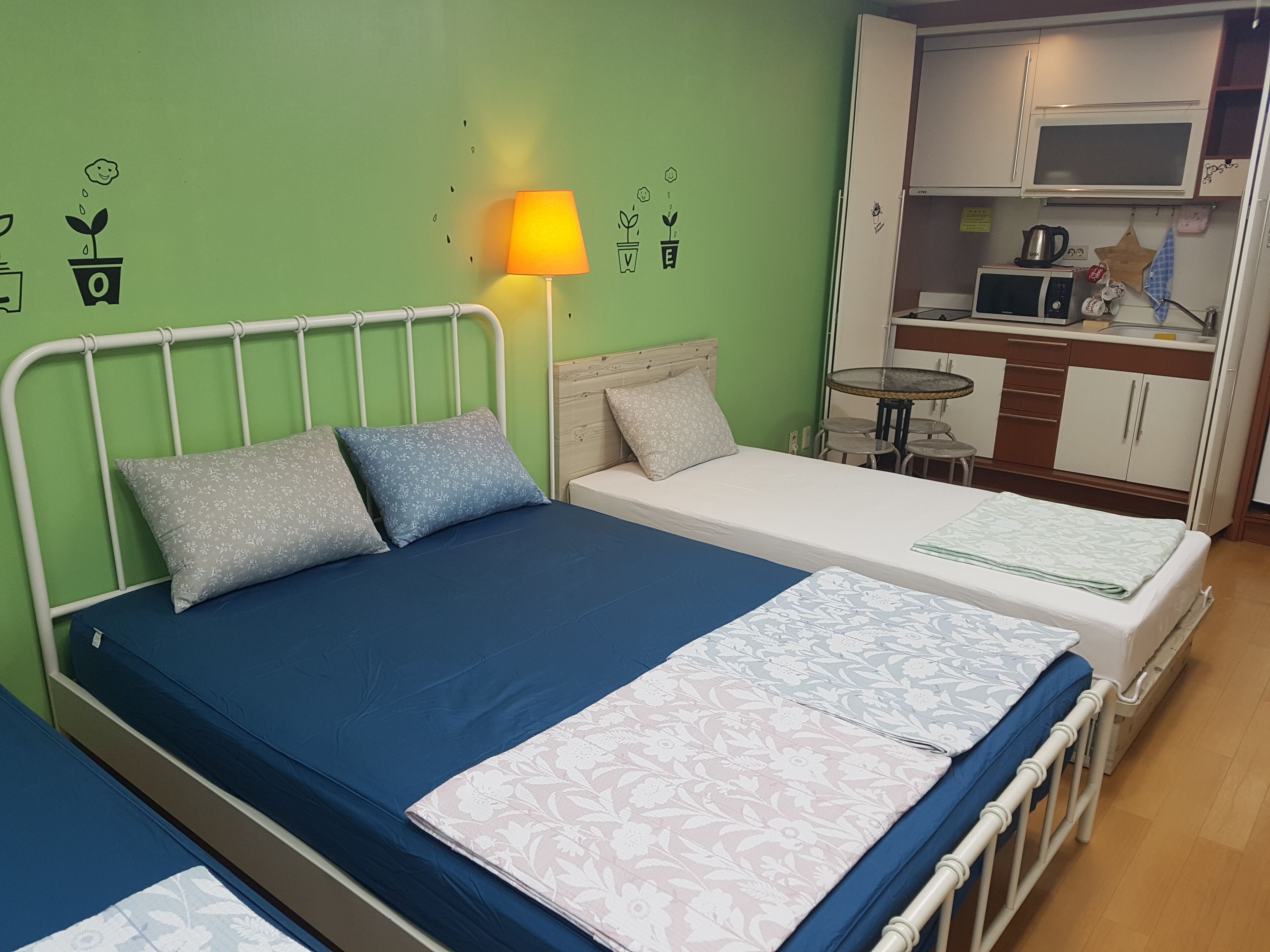 family room (2) | living area | flat-screen tv