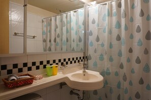 Quadruple Room, City View | Bathroom | Shower, free toiletries, hair dryer, shampoo - Hongstay in Hongdae (Seoul)