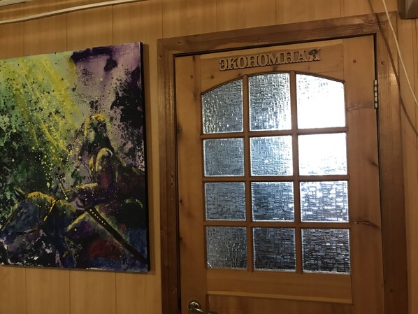 Habitación económica con 2 camas individuales | Escritorio y wifi gratis 