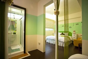 綠光彩虹三人房 | 高档床上用品、羽绒被、加厚床垫、办公桌