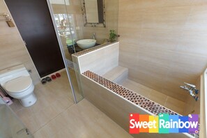 Quarto família, varanda (6-Person) | Banheiro | Produtos de toalete grátis, secador de cabelo, chinelos 