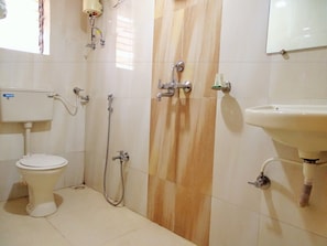 Habitación doble Deluxe, 1 cama Queen size, para fumadores | Baño | Regadera, amenidades de baño gratuitas, toallas