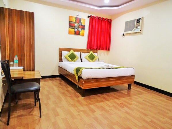 Deluxe Double Room, 1 Katil Ratu (Queen), Smoking | Meja, kalis bunyi, seterika/papan seterika, katil lipat simpan percuma 