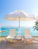 Kapalı yüzme havuzu, açık yüzme havuzu, havuz şemsiyeleri, şezlonglar 