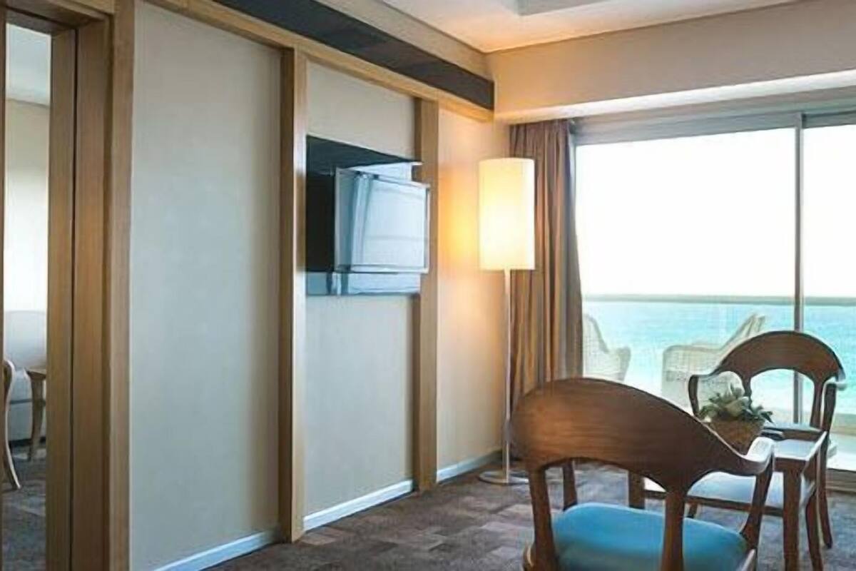 Suíte, vista para o mar | Frigobar, cofres nos quartos, Wi-Fi de cortesia