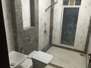 Een douche, gratis toiletartikelen, handdoeken