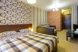 Comfort Triple Room | In-room safe, desk, iron/ironing board, free WiFi - Mini-Hotel Gastsinny yard "La Menska" (Minsk)