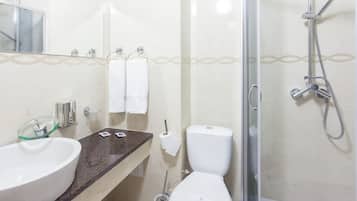 Chambre Double Confort | Salle de bain | Douche, articles de toilette gratuits, sèche-cheveux