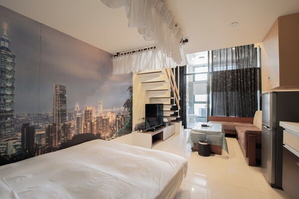 奢华楼中楼四人房 | 办公桌、遮光窗帘、免费 WiFi、床单