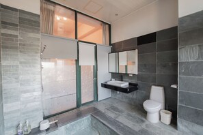 Family Balcony Room | Bathroom | Separate tub and shower, hair dryer, slippers, towels - Duoai Hot Spring Hotel (Jiaoxi)