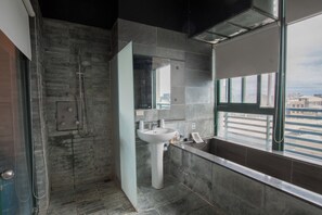 Monarch Room | Bathroom | Separate tub and shower, hair dryer, slippers, towels - Duoai Hot Spring Hotel (Jiaoxi)