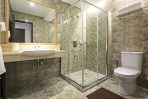Een douche, gratis toiletartikelen, een haardroger, een bidet