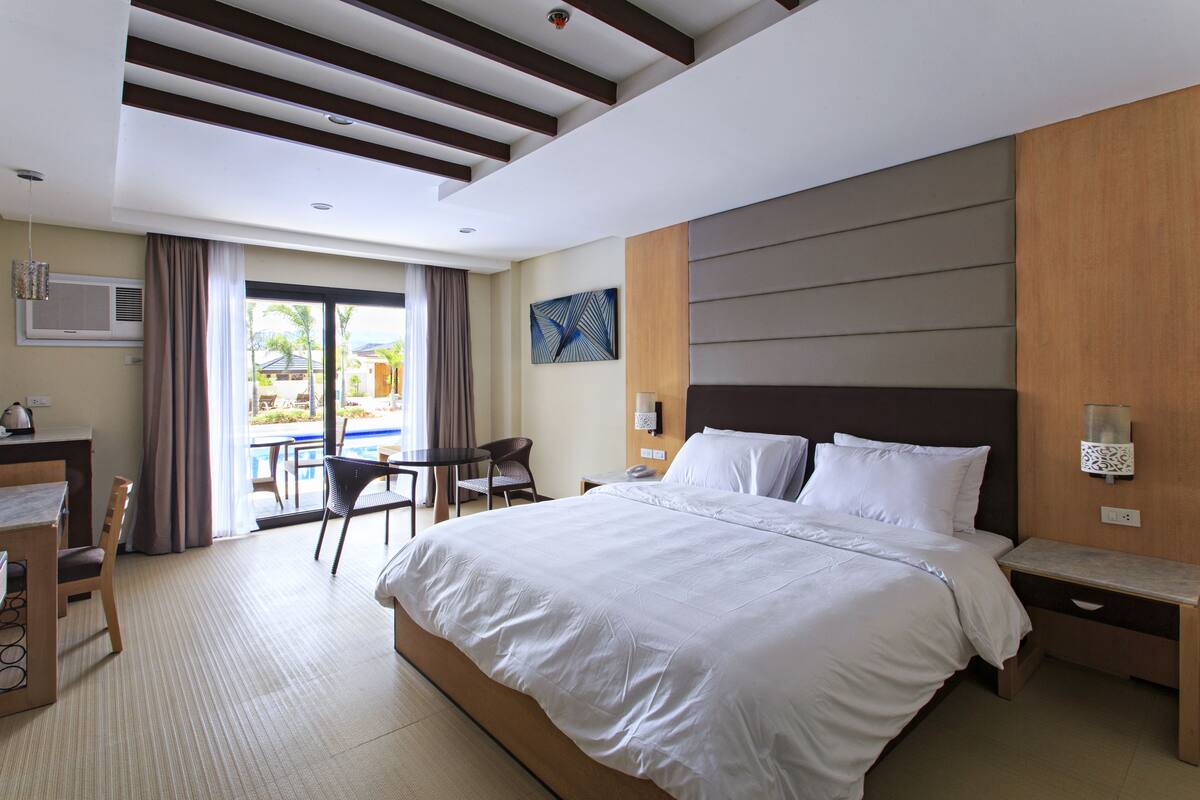 Superior-Zimmer, 1 King-Bett, Poolzugang | Zimmersafe, Schreibtisch, WLAN, Bettwäsche