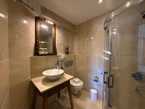 Habitación triple Confort | Baño | Ducha, secador de pelo, zapatillas y toallas