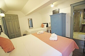 Bodrum Kat Uc Kisilik Oda | Premium bedding, free WiFi, bed sheets - Oyku Butik Otel (Bozcaada)