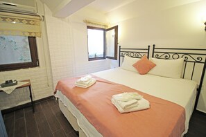Bodrum Kat Uc Kisilik Oda | Premium bedding, free WiFi, bed sheets - Oyku Butik Otel (Bozcaada)