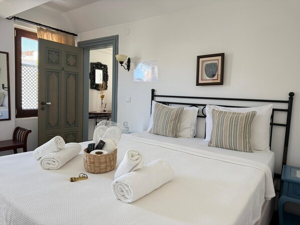 Comfort Double Room | Premium bedding, free WiFi, bed sheets - Oyku Butik Otel (Bozcaada)