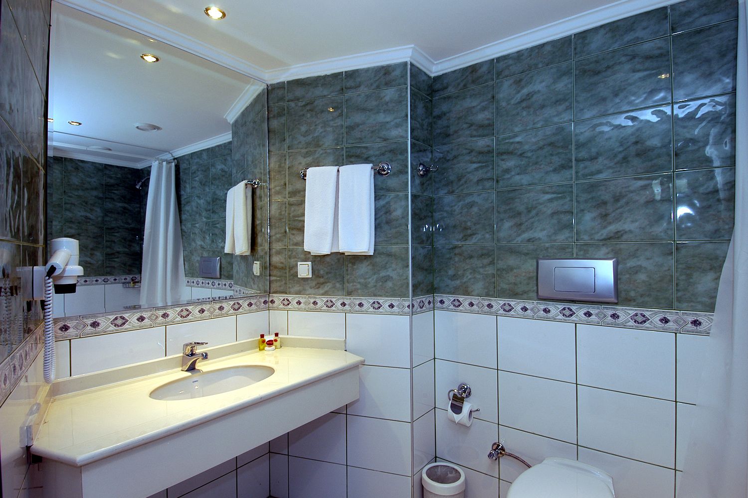 combined shower/bathtub, deep-soaking bathtub, free toiletries