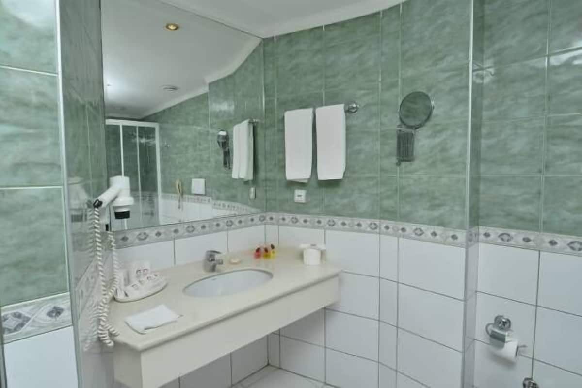 combined shower/bathtub, deep-soaking bathtub, free toiletries