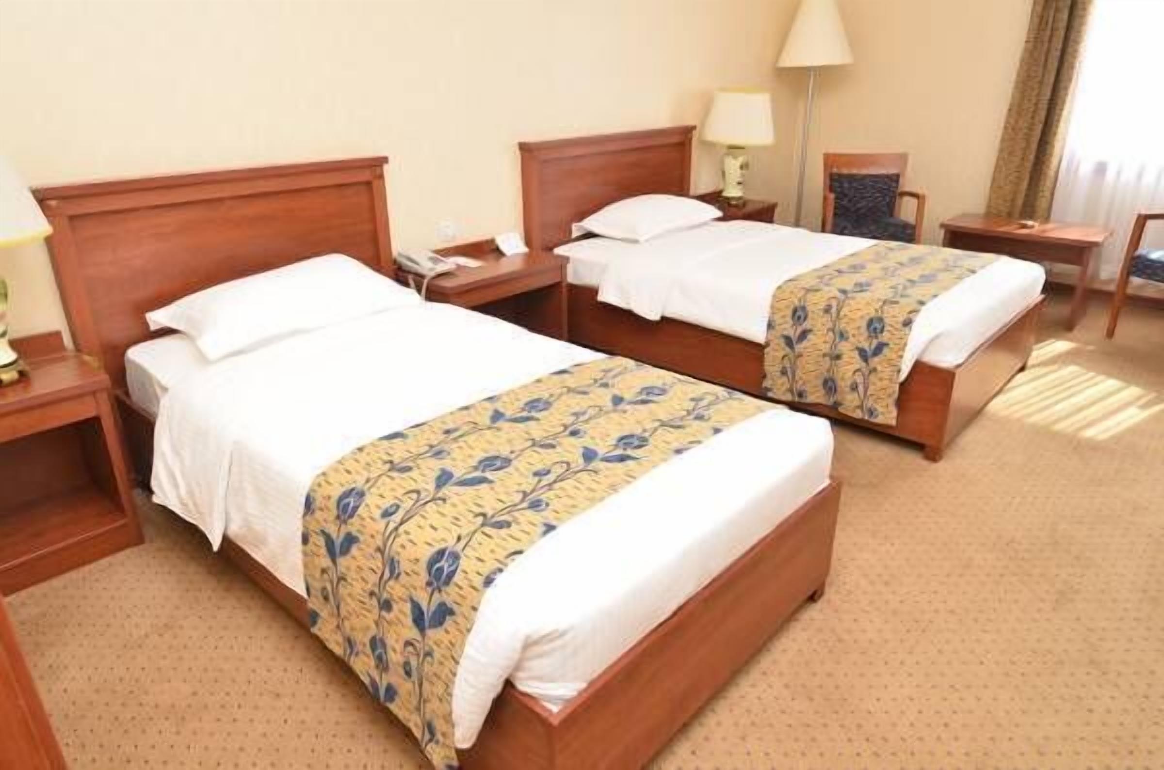 standard twin room | minibar, in-room safe, desk, soundproofing