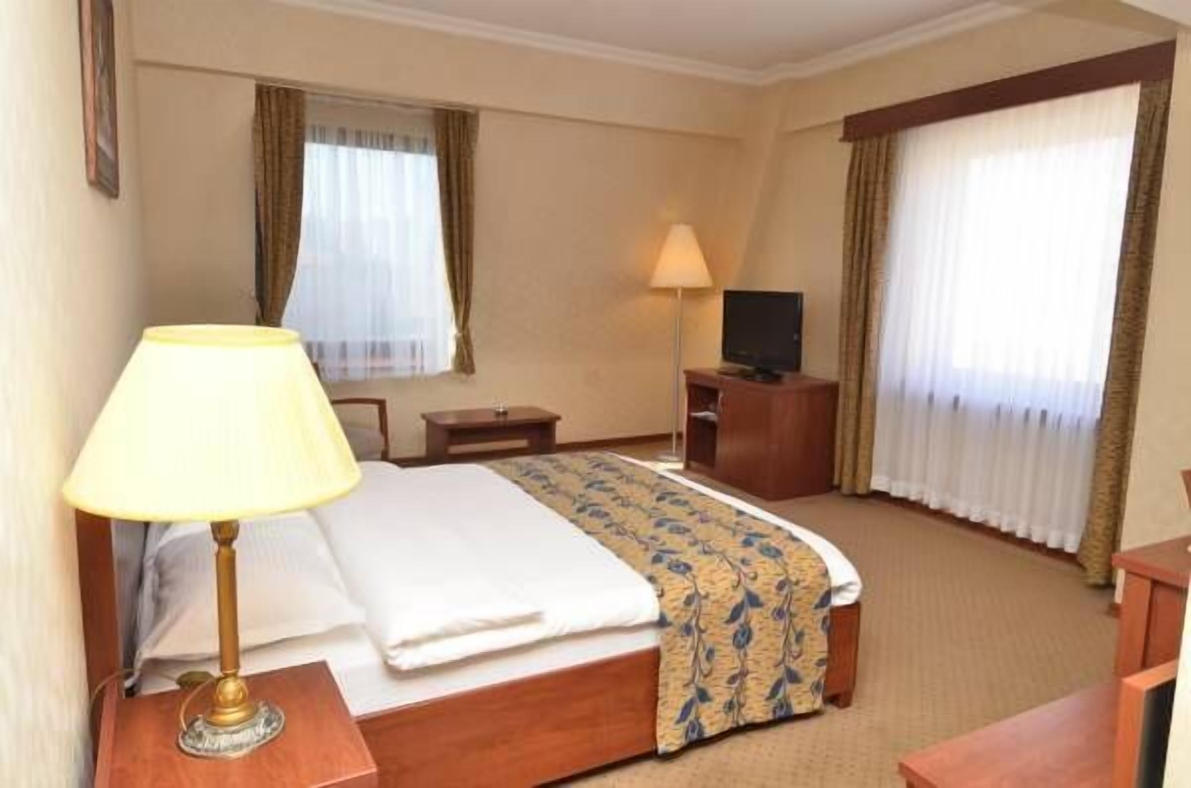 standard double room | minibar, in-room safe, desk, soundproofing