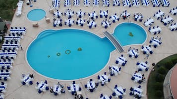 Seasonal outdoor pool, pool umbrellas, sun loungers