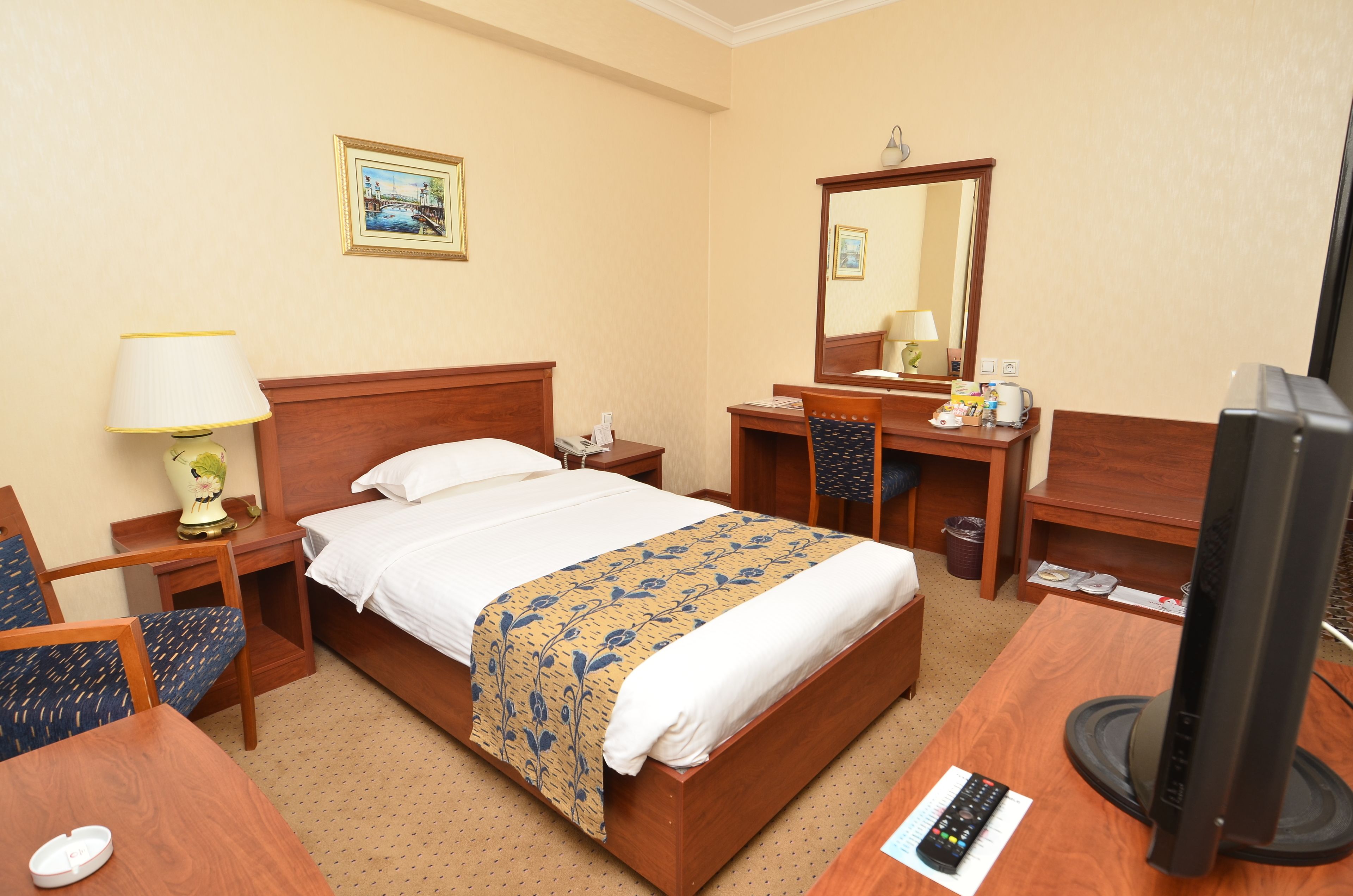 Minibar, caja de seguridad en la habitación y escritorio 