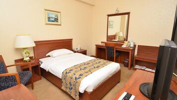 Minibar, caja de seguridad en la habitación y escritorio