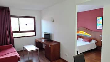 1 habitación, caja de seguridad en la habitación y escritorio