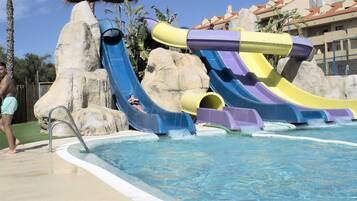 Parque acuático con múltiples toboganes y piscina.
