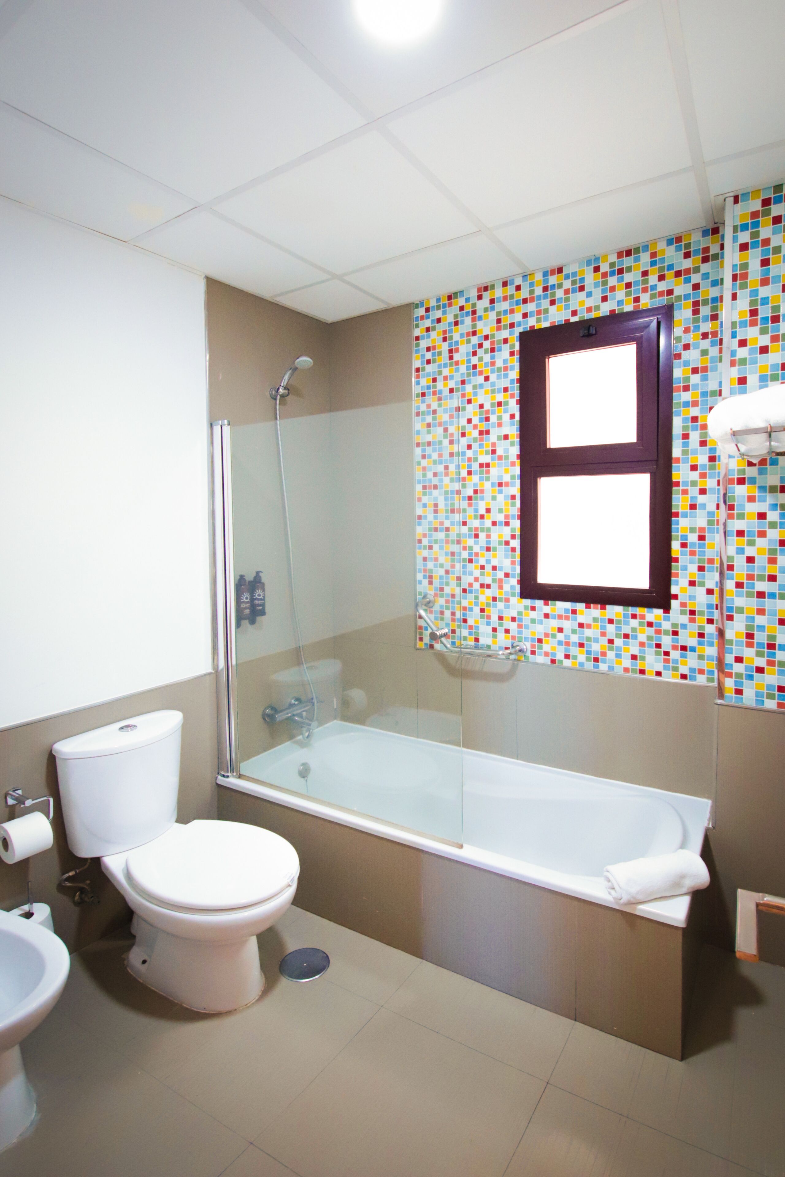 combined shower/bathtub, eco-friendly toiletries, hair dryer, towels