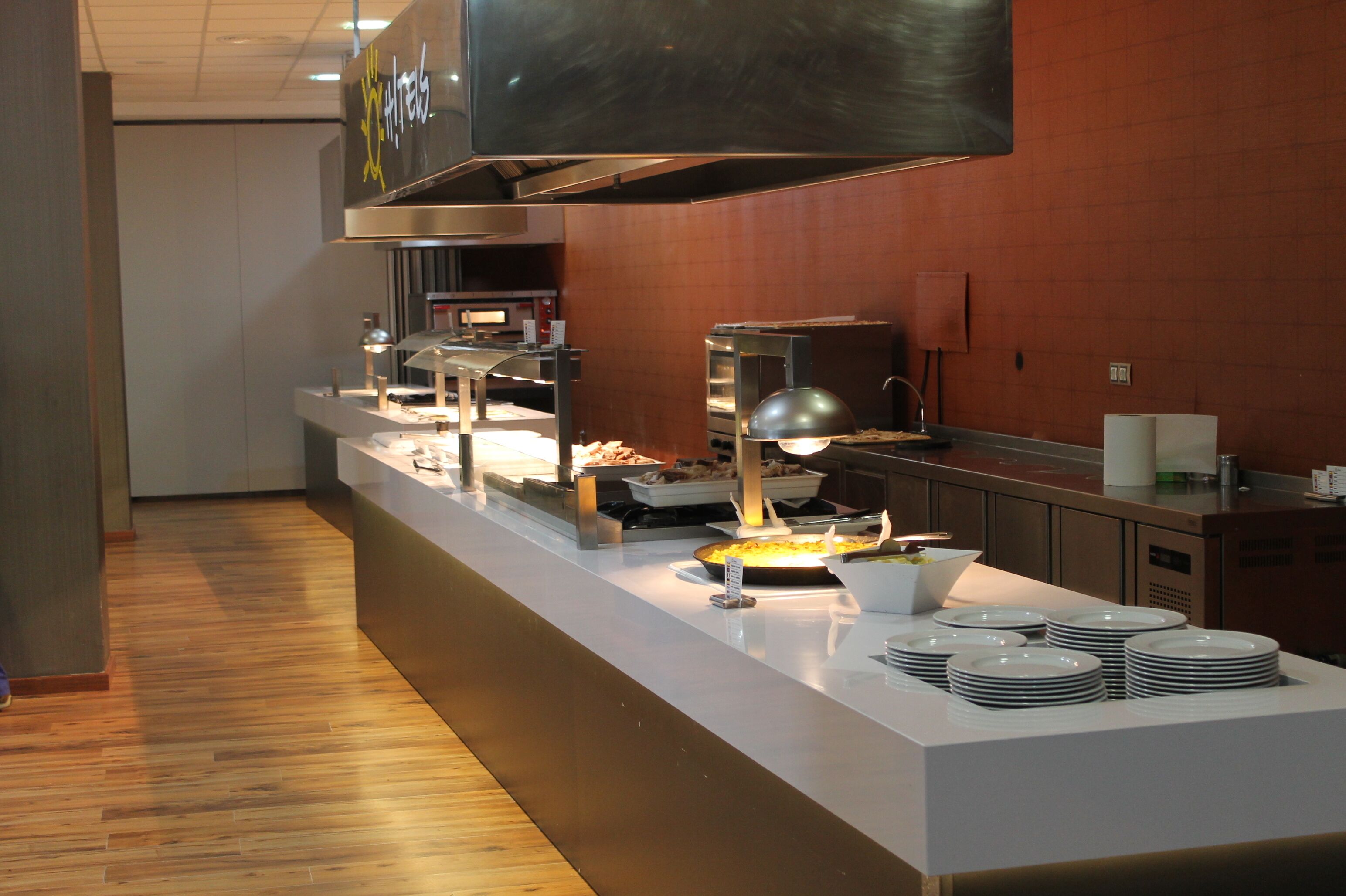 2 restaurants, breakfast served