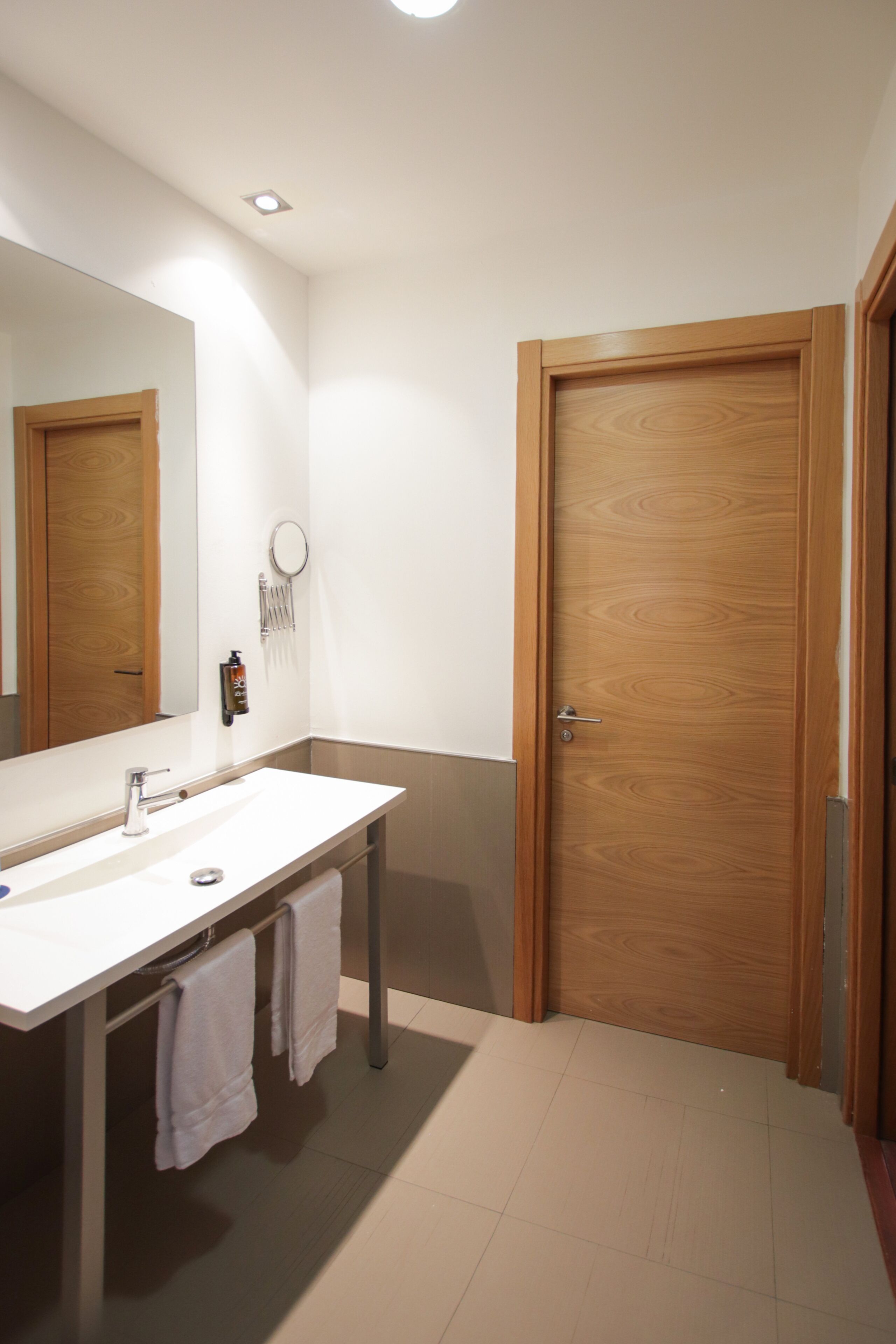 combined shower/bathtub, eco-friendly toiletries, hair dryer, towels