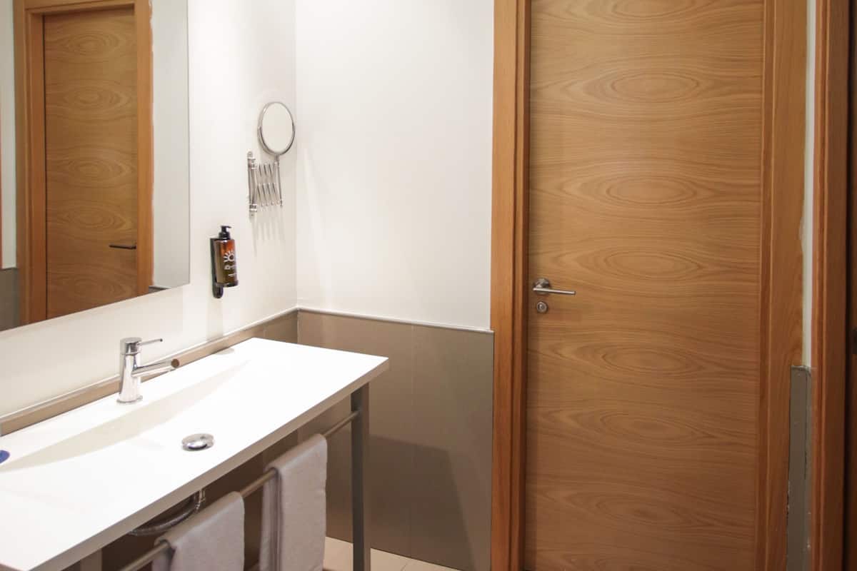 combined shower/bathtub, eco-friendly toiletries, hair dryer, towels