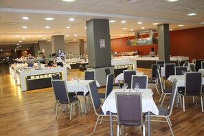 2 restaurants, breakfast served