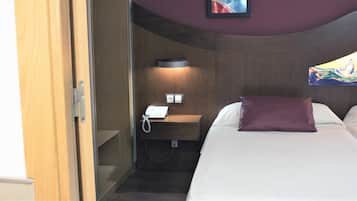 1 slaapkamer, een kluis op de kamer, een bureau, geluiddichte muren