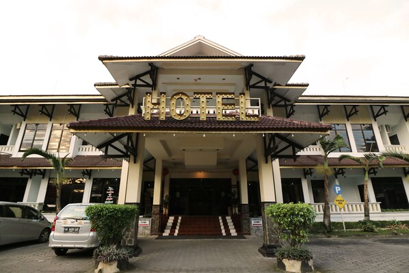 Front of property - Hotel Wisata (Magelang)