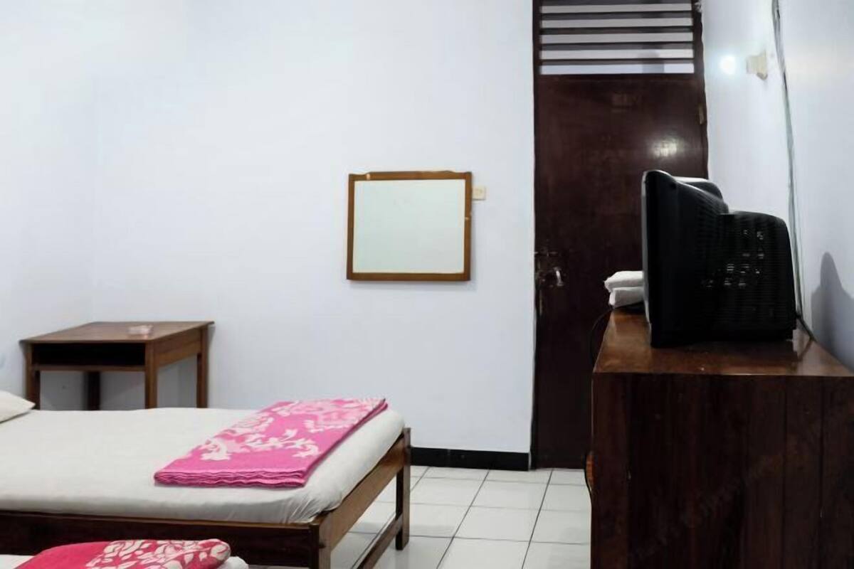 Desk, iron/ironing board (on request), WiFi (free), bed sheets