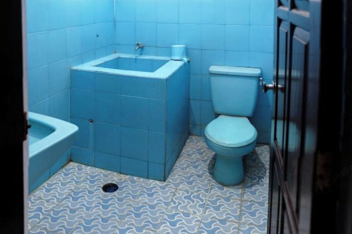 Bañera, artículos de tocador gratuitos, secador de pelo, toallas